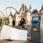 Entrée élégante d’un parc d’attractions européen avec un kiosque de billetterie moderne et un billet vierge au premier plan.