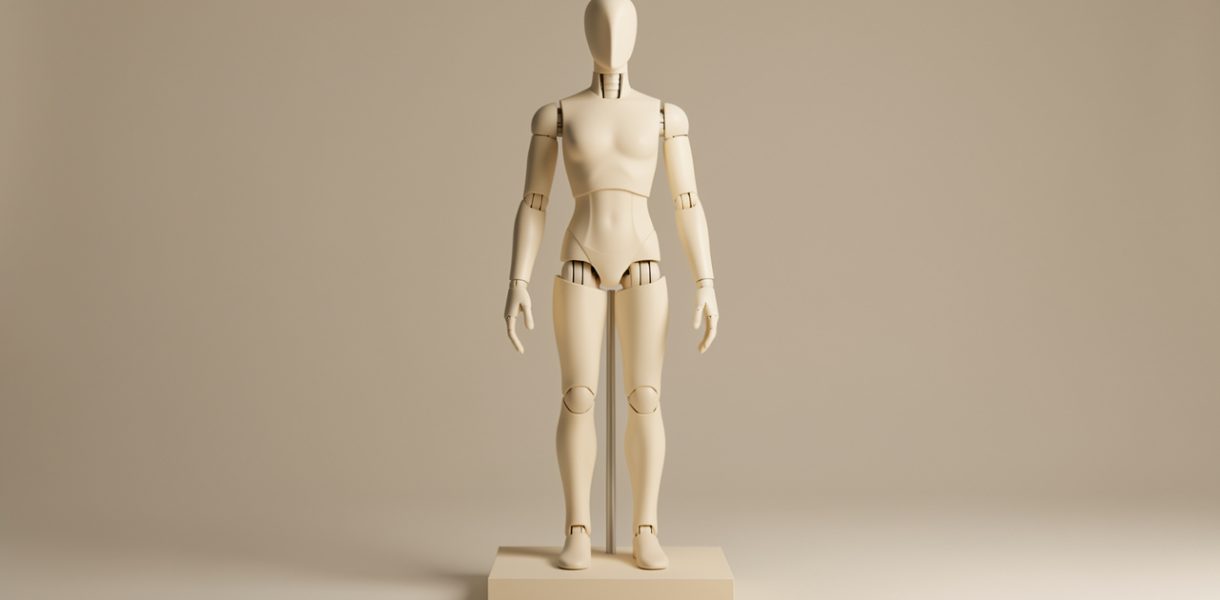 Mannequin articulé neutre présenté sur un socle dans un studio épuré, éclairé par une lumière douce.